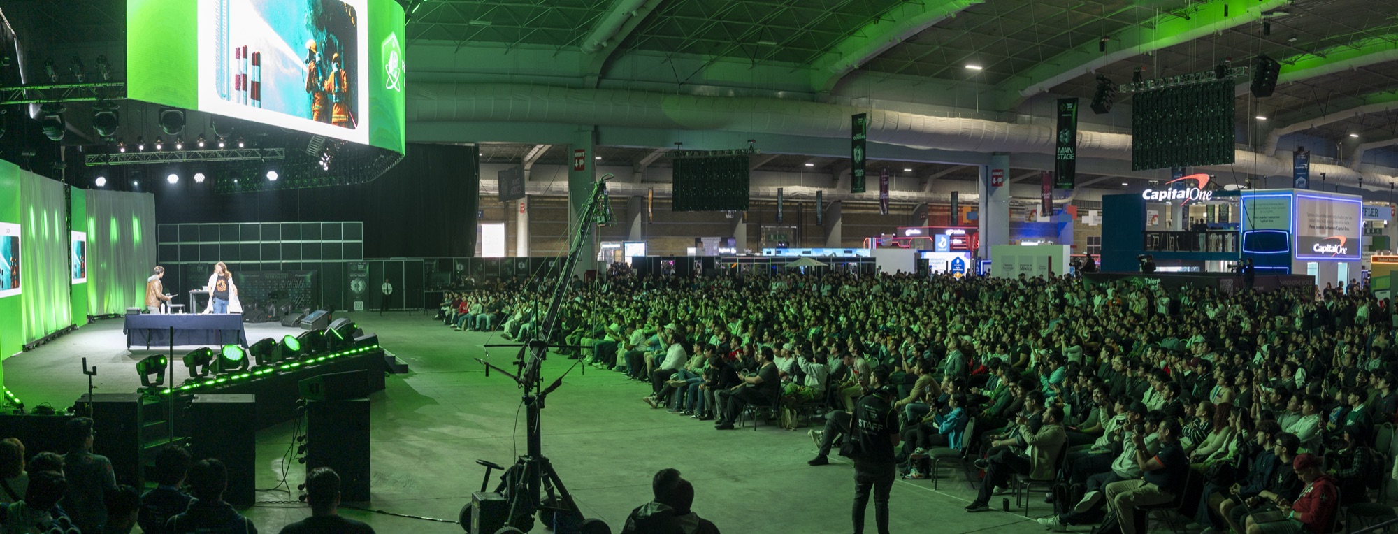El Main Stage de Talent Land lleno durante una clase en vivo
